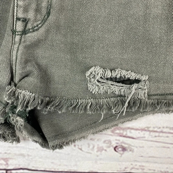 BULLHEAD Denim Co. High Rise gray distressed denim shorts Sz 3 - Picture 2 of 6